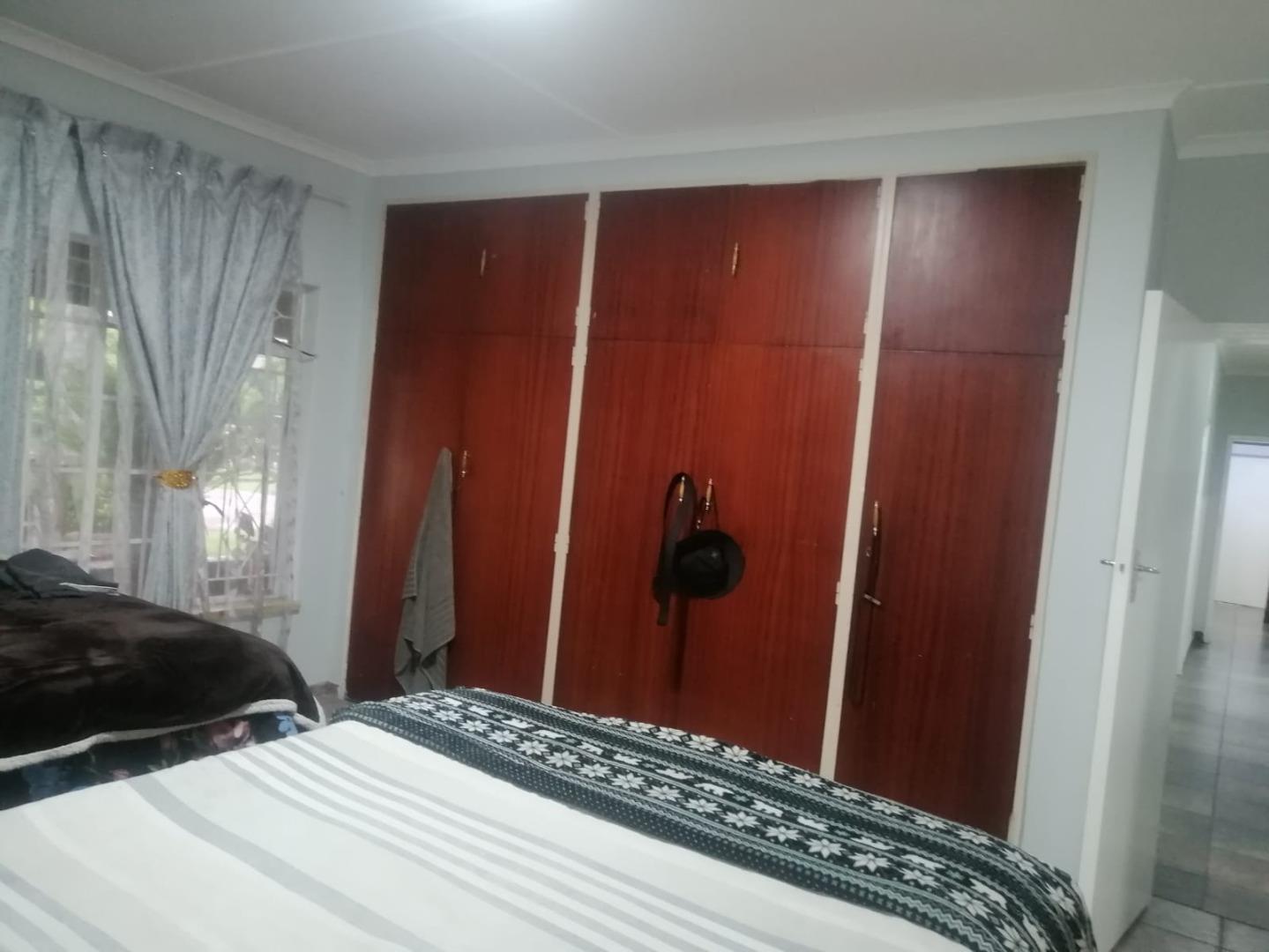 605814_WhatsApp